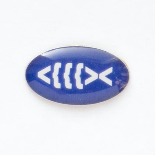 Значок на цанге - Белая рыбка-скобки на синем фоне (<(((><)
