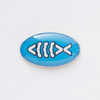 Значок на цанге - Белая рыбка-скобки на голубом фоне (