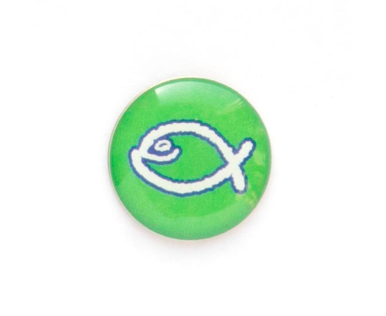 Значок на цанге - Белая юмористическая  рыбка на зеленом фоне