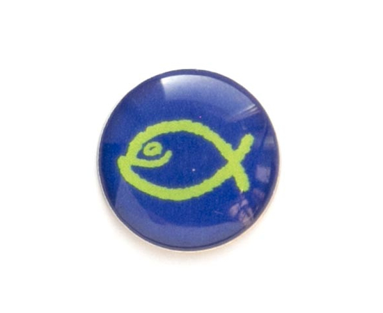 Значок на цанге - Зеленая юмористическая  рыбка на синем фоне