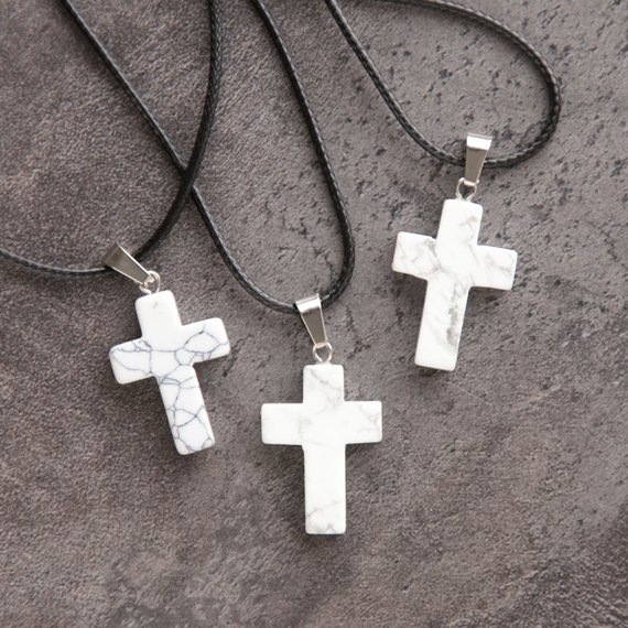 Кулон на шнурке - Крест из камня (белый говлит)